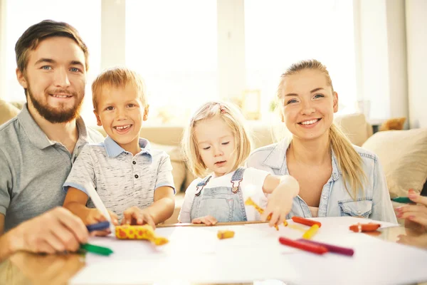 Parents drawing with children — Stock Photo, Image