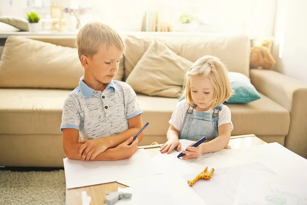 Brother and sister drawing — Stock Photo, Image