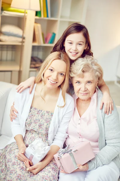 Flicka, unga och äldre kvinnor — Stockfoto