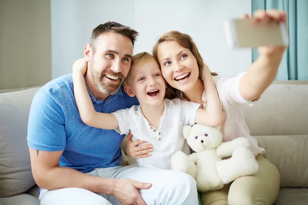 Familie macht Selfie — Stockfoto