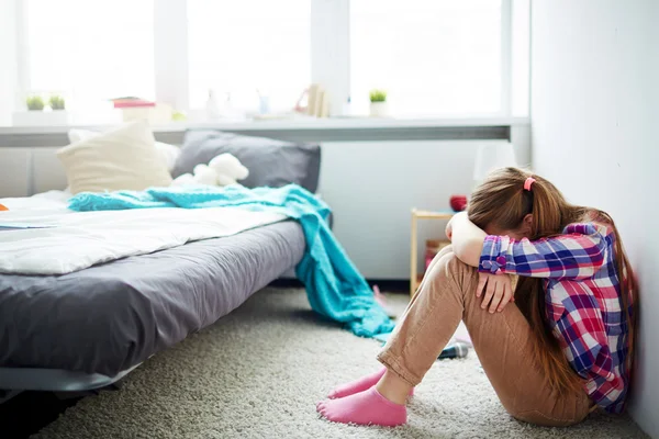 Adolescente sentado en el suelo — Foto de Stock