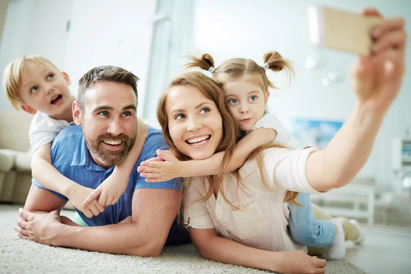 Famiglia che prende selfie — Foto Stock