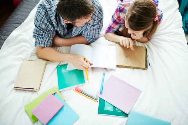 Girl and father drawing — Stock Photo, Image