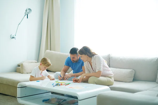 Giovani genitori e figlio — Foto Stock