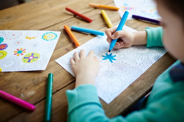 Child coloring flowers — Stock Photo, Image