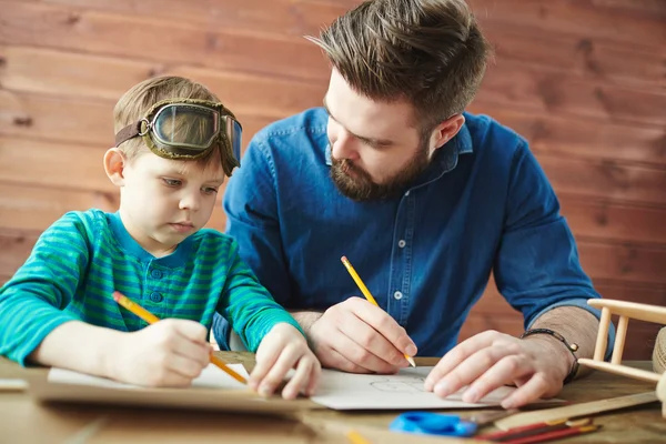 Menino e pai desenhando esboços — Fotografia de Stock