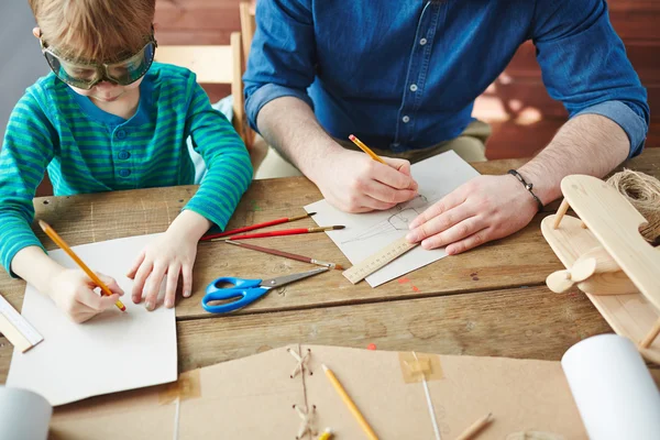 Jongen en vader tekenen schetsen — Stockfoto