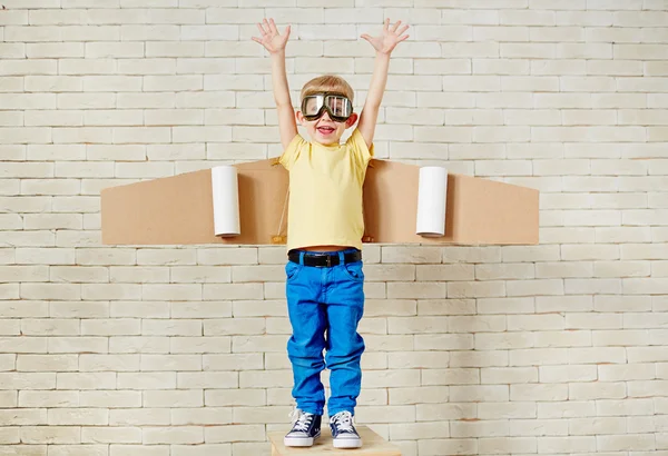 Junge mit Kartonflügeln — Stockfoto