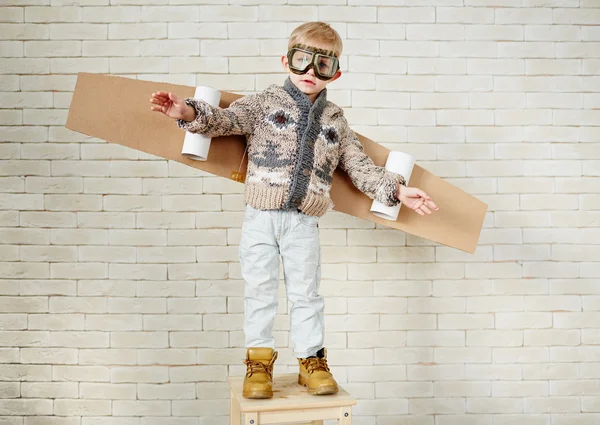 Junge mit Kartonflügeln — Stockfoto