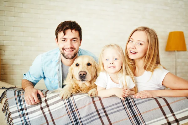Casal, filha e cachorro — Fotografia de Stock