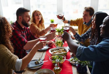 şarap ile toasting arkadaşlar 