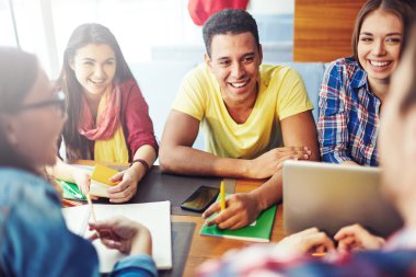 Bir tartışma sahip insanlar