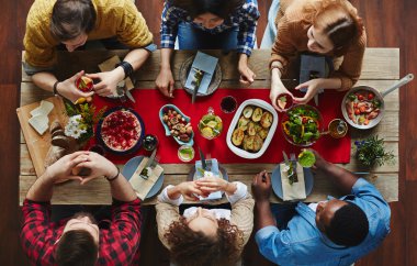 insanlar yemek yerken