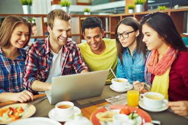 Café'de ağ insanlar