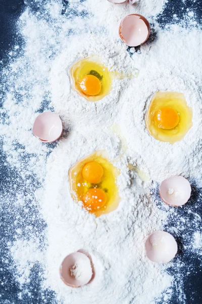 Broken eggs in flour — Stock Photo, Image