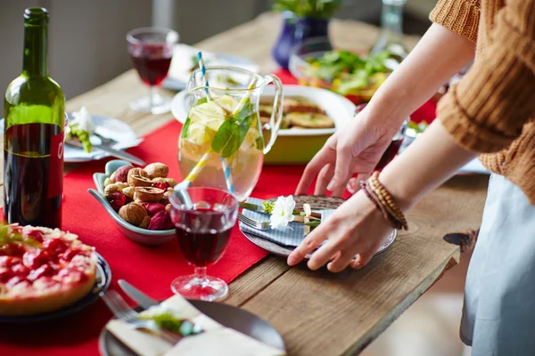 Vrouw serveert eten — Stockfoto