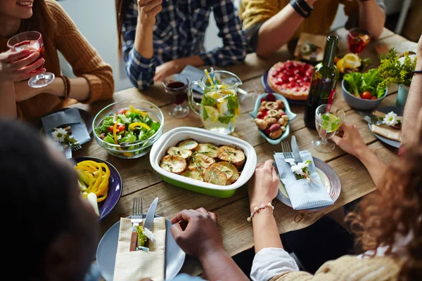 People eating dinner — Stock Photo, Image