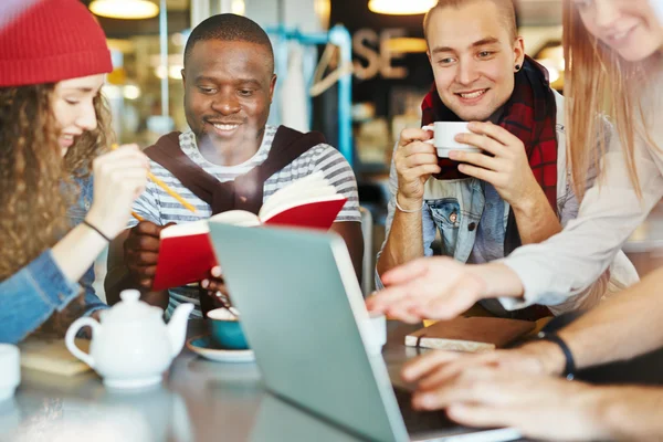 Φοιτητές επικοινωνία στο café — Φωτογραφία Αρχείου