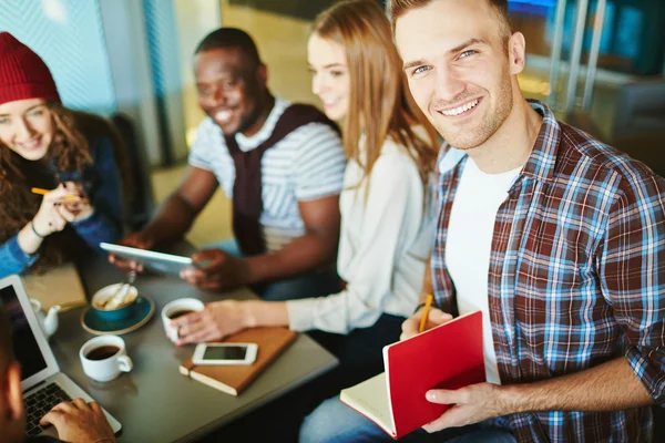 Happy guy with notepad — Stock Photo, Image