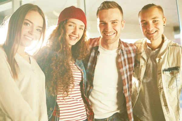 Adolescentes sonriendo a la cámara — Foto de Stock