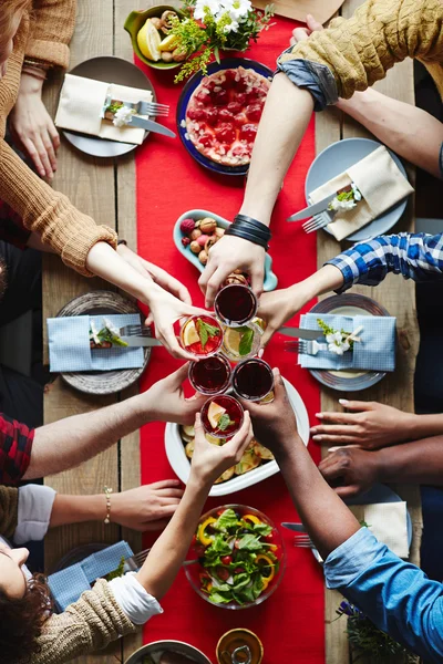 Freunde stoßen mit Cocktails an — Stockfoto