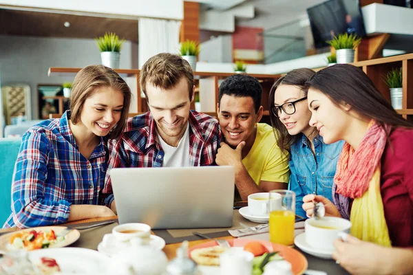 Persone in rete al caffè — Foto Stock