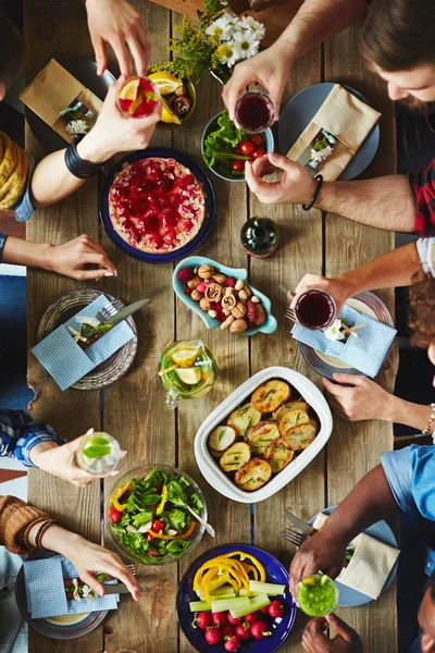 Menschen essen Abendessen — Stockfoto