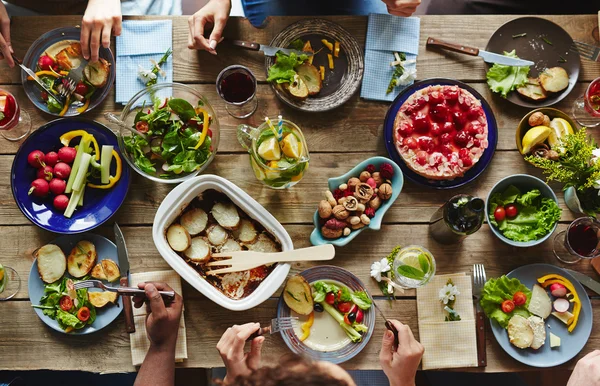 People eating dinner — Stock Photo, Image