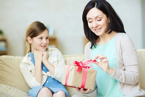 Mother looking at box — Stock Photo, Image