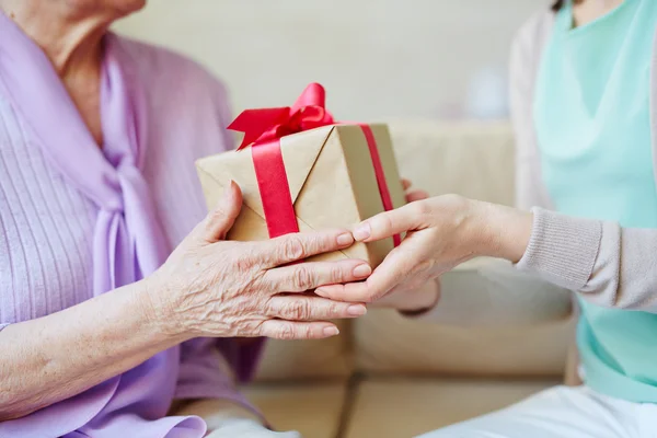 Woman giving package — Stock Photo, Image