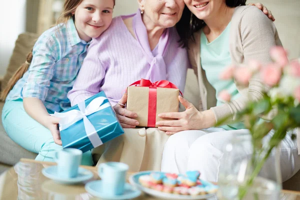 Glückliche Familie mit Geschenken — Stockfoto