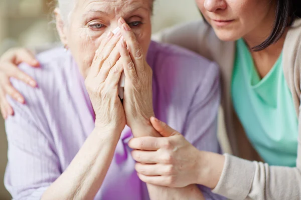 Jonge vrouw en moeder — Stockfoto