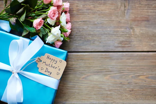 Gift and fresh roses — Stock Photo, Image