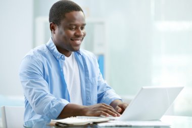 Bilgisayarda Daktilo Yazan İşadamı