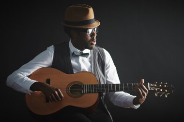 Gitar çalan adam