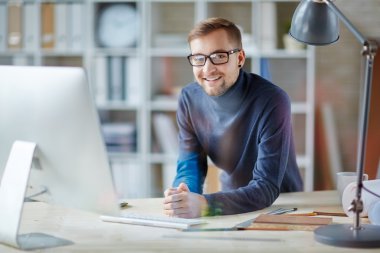 İş adamı kameraya bakıyor