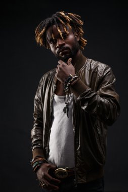 kahverengi deri ceketli çocuk 