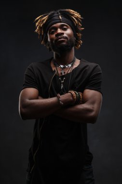 adam T-shirt dreadlocks ile 