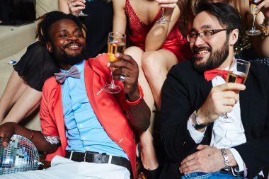 Şampanya ile akıllı erkekler