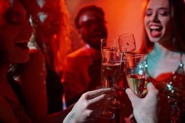 İnsanlar partide dans ediyor.