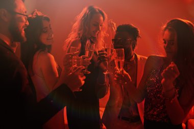 İnsanlar partide dans ediyor.