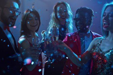 İnsanlar partide dans ediyor.