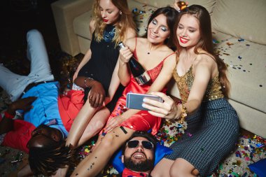 Kızlar selfie yapma 