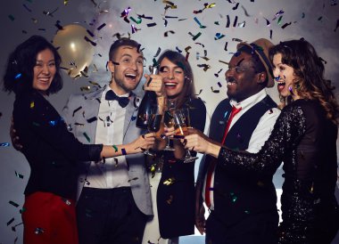 İnsanlar partide dans ediyor.