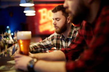 erkek arkadaşıyla pub