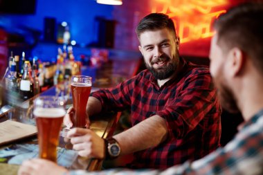 erkek arkadaşıyla pub