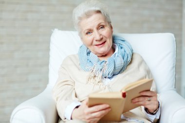 üst düzey kadın, açık kitap