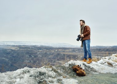 Cliff üzerinde duran adam