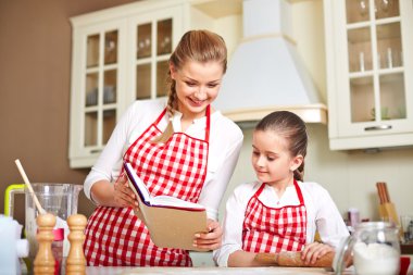 Anne ile kızı gülen