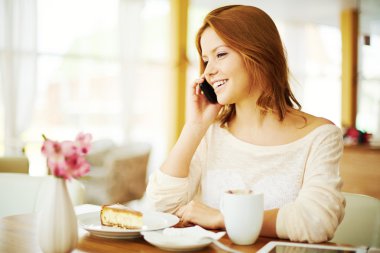 Kız telefonda konuşuyor.